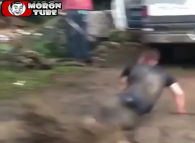 Video :Because his neighbor stole money from him, he uses a brush cutter to assault him